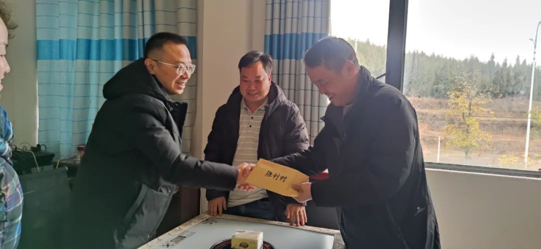 能礦錳業(yè)開展春節(jié)慰問貧困村活動(dòng)