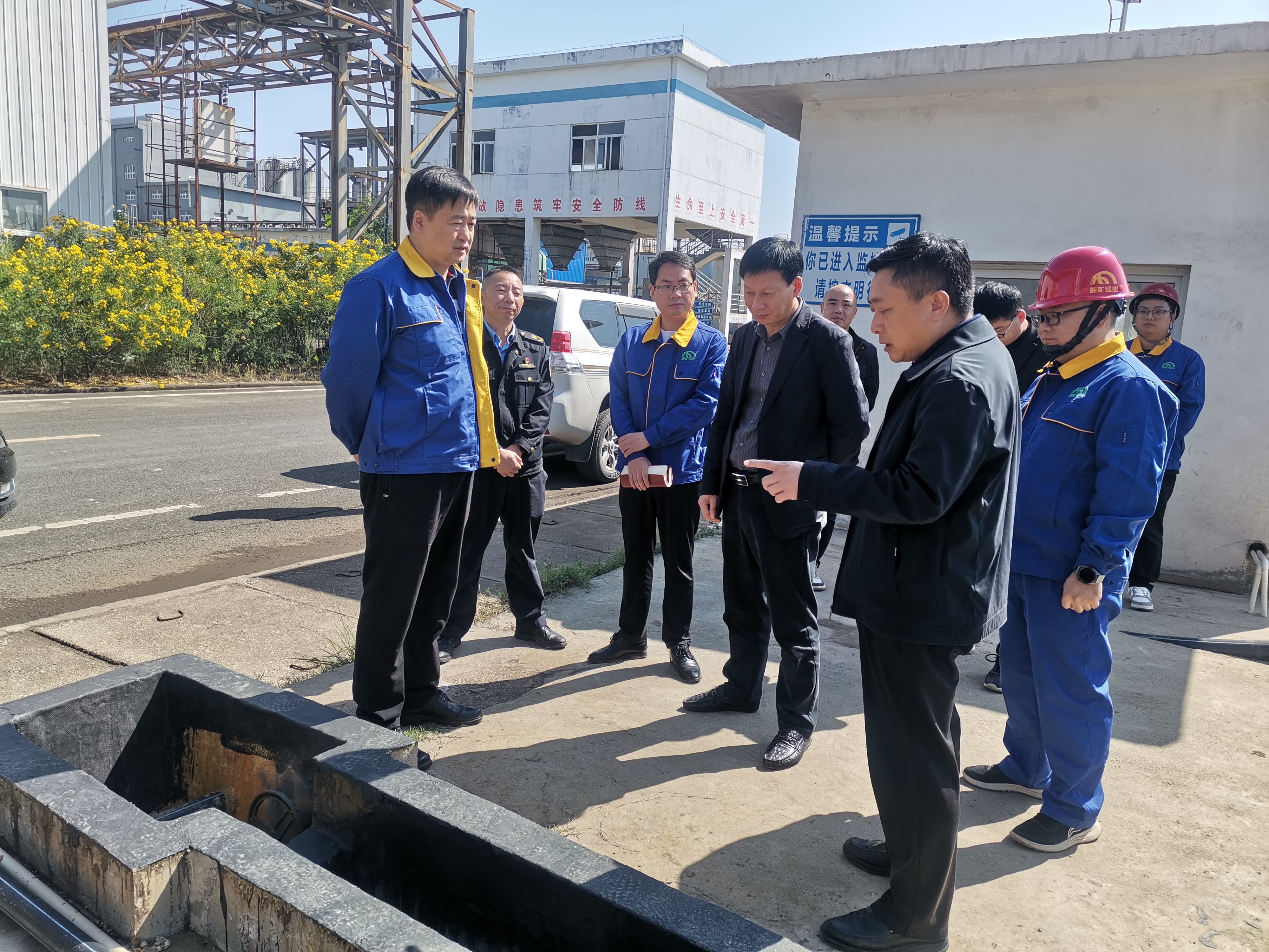 高度重視  高效整治——大龍經(jīng)開區(qū)黨工委書記陳代才到能礦錳業(yè)指導(dǎo)中央環(huán)保督察迎檢工作