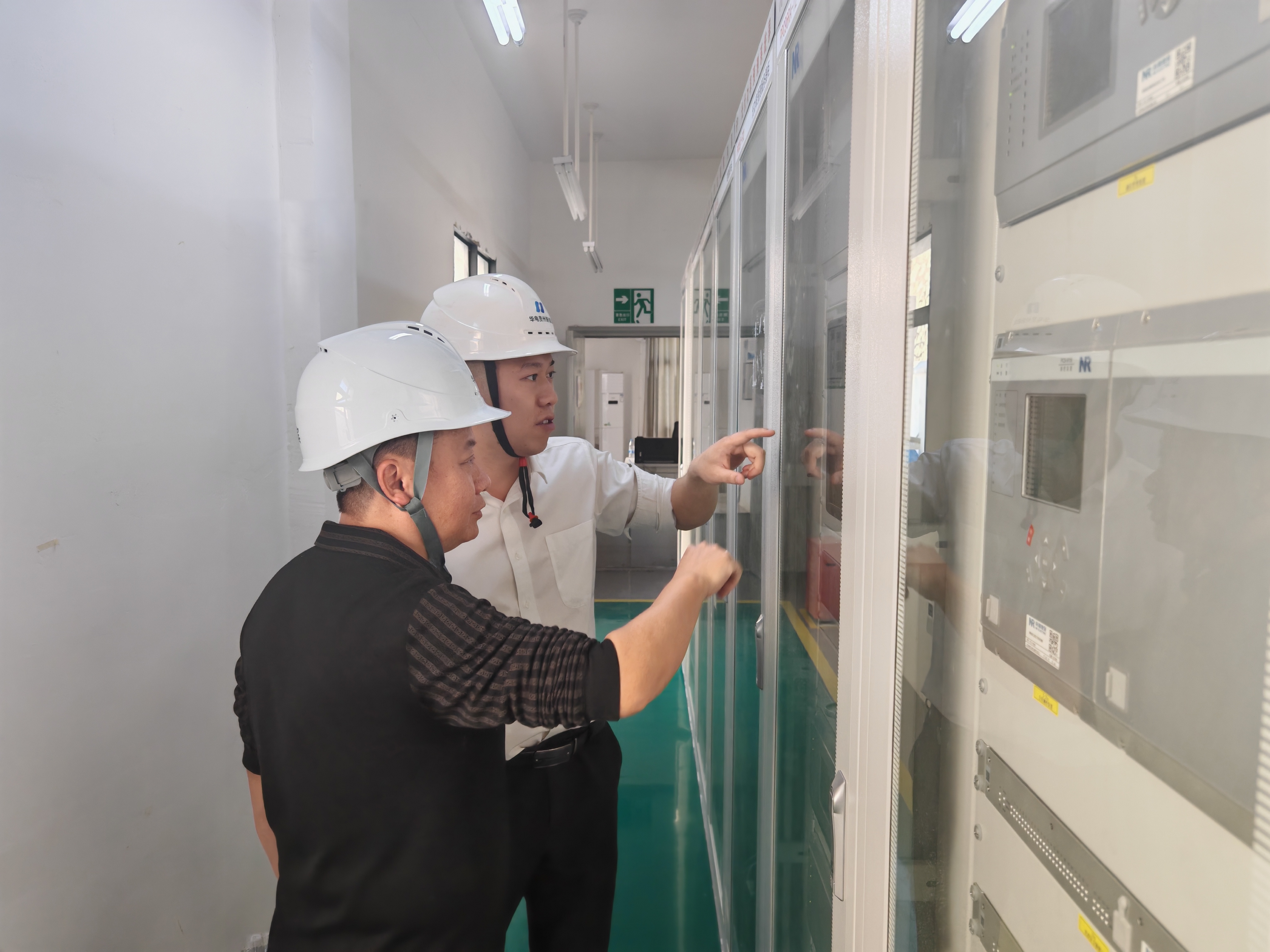  能礦錳業(yè)黨委副書記、總經(jīng)理楊曲波帶隊到里懷村了解扶貧情況并考察光伏項目