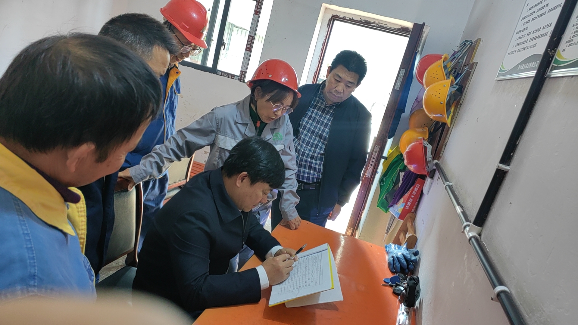 集團(tuán)黨委委員、副總經(jīng)理李凱到能礦錳業(yè)調(diào)研安全環(huán)保等工作