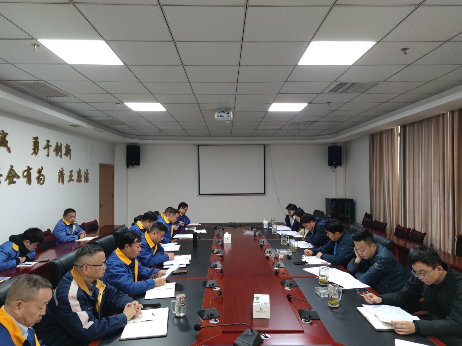 集團(tuán)黨委委員、總會計師雷治昌一行到能礦錳業(yè)調(diào)研2024年財務(wù)情況及2025年預(yù)算工作