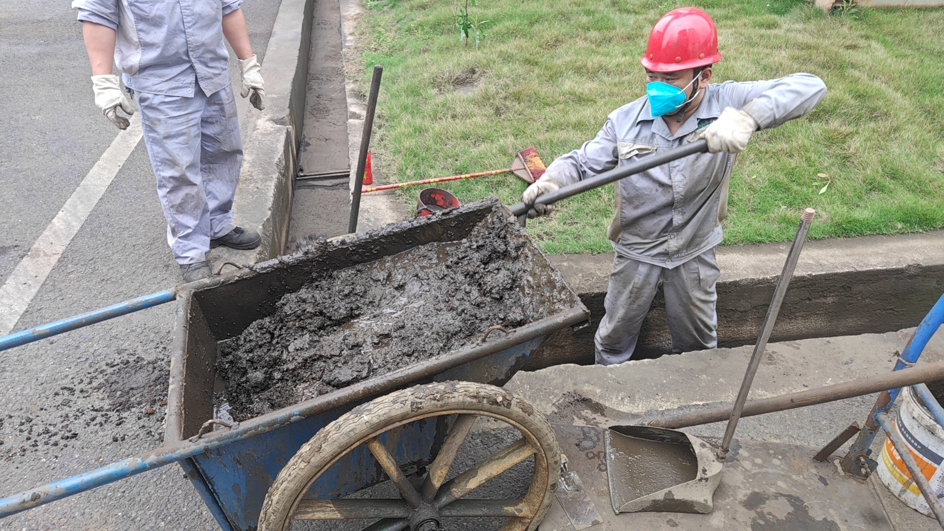 清溝渠 疏排水——能礦錳業(yè)未雨綢繆保汛期安全生產(chǎn)