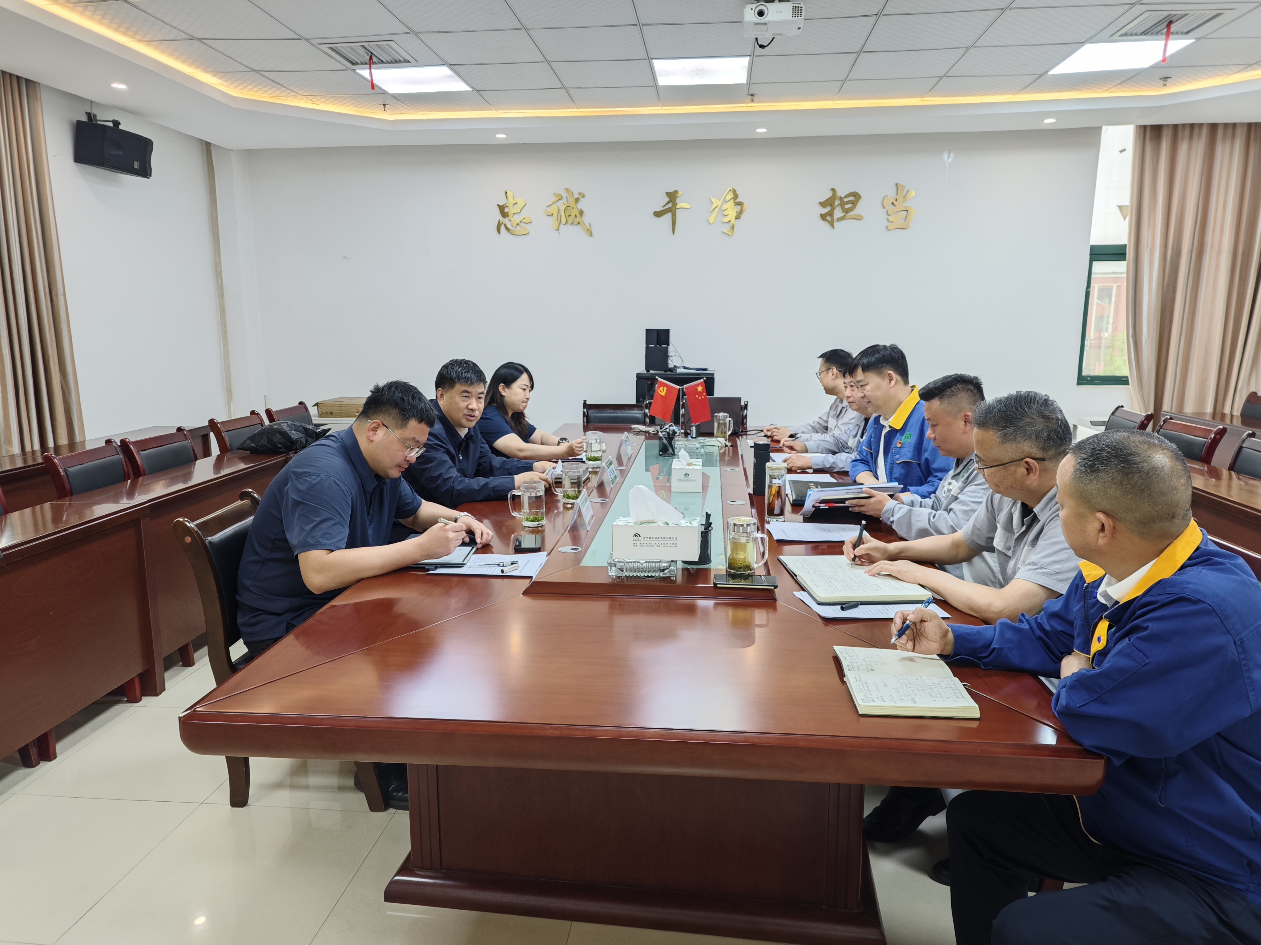 集團(tuán)黨委書記、董事長、總經(jīng)理趙震海一行赴能礦錳業(yè)調(diào)研生產(chǎn)經(jīng)營、安全環(huán)保等工作