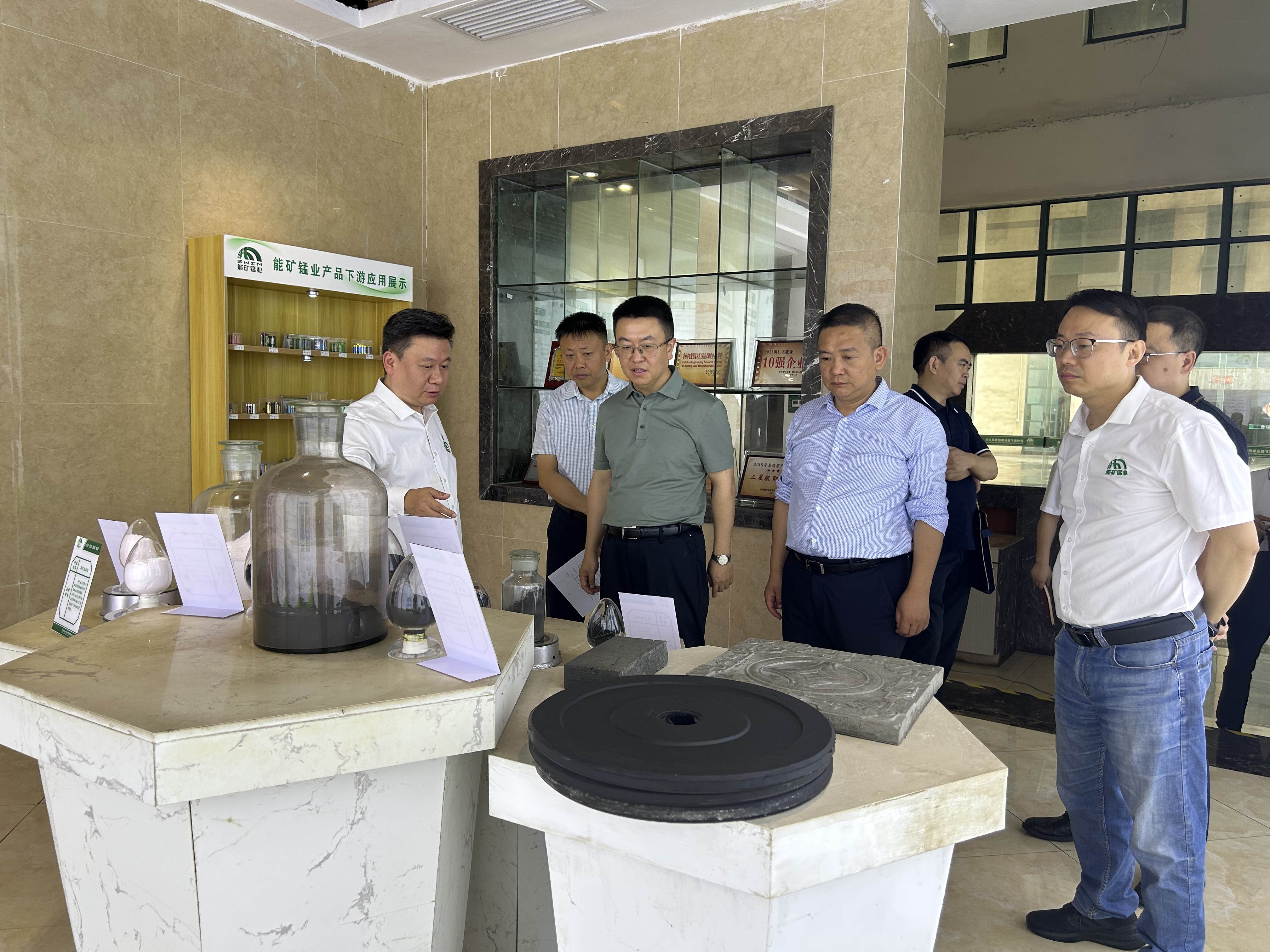 銅仁市委副書記、市委政法委書記史麒麟帶隊到能礦錳業調研