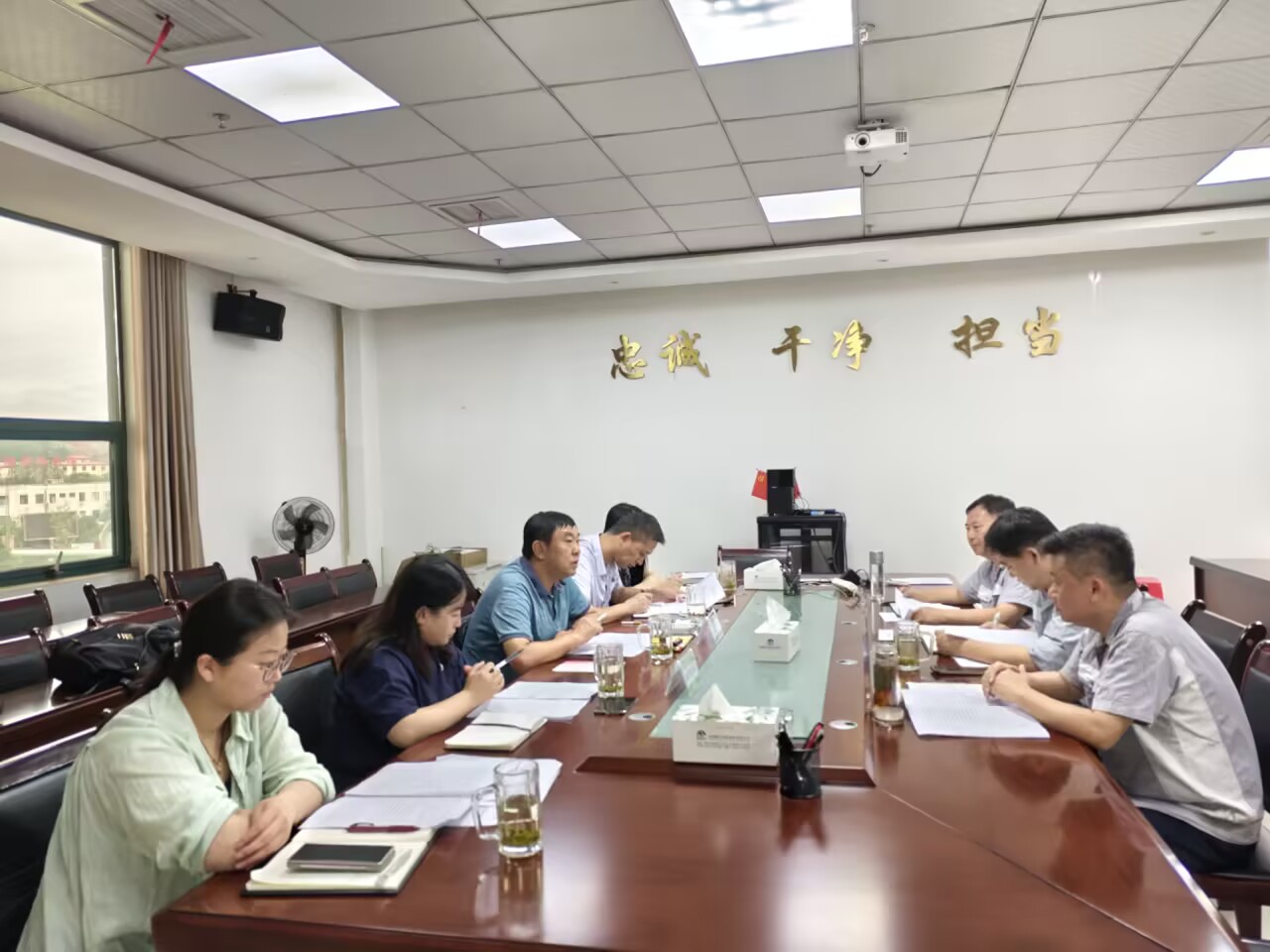 集團黨委委員、總會計師雷治昌一行到能礦錳業調研債權債務、資產盤活等工作