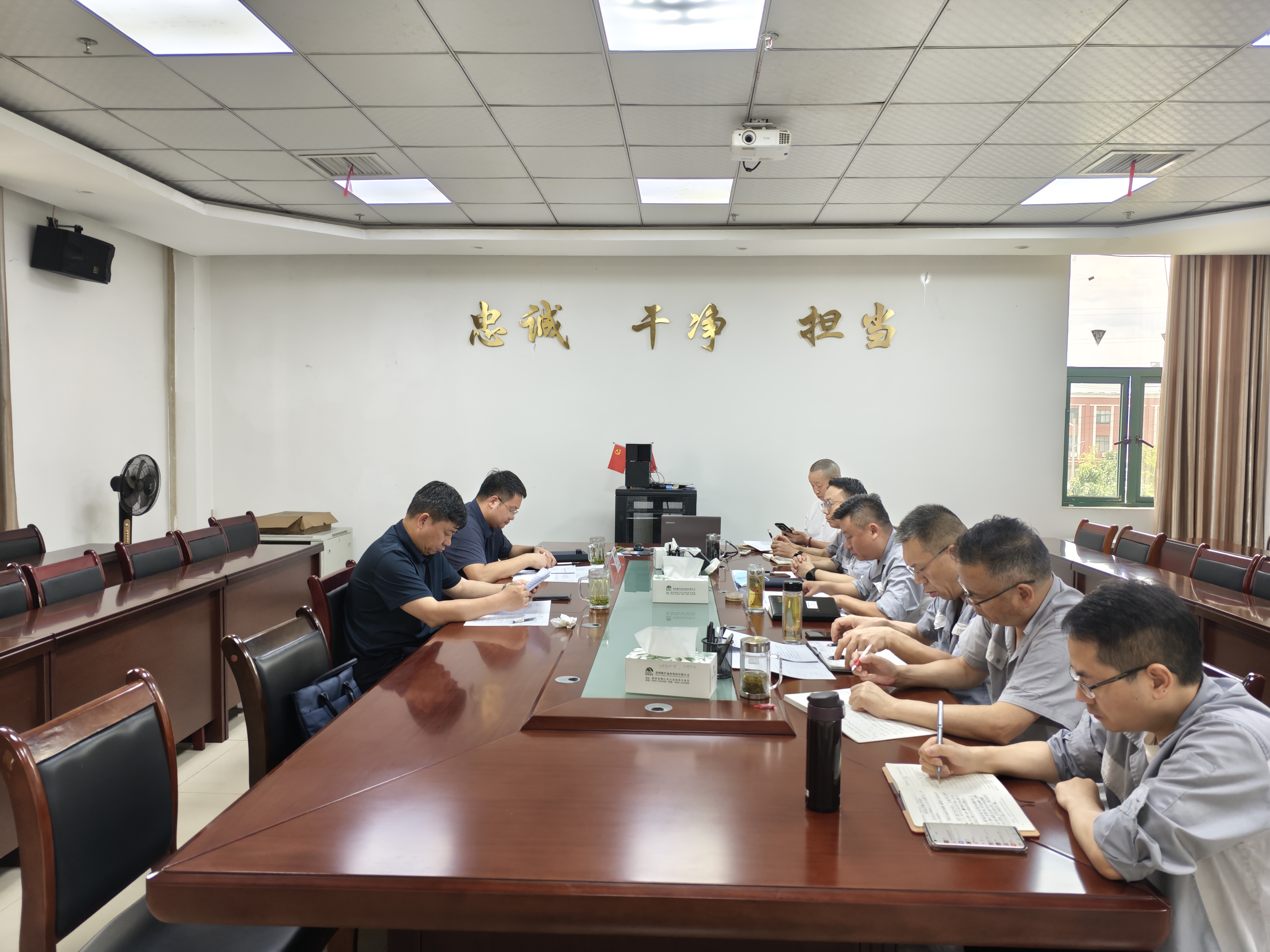 集團黨委委員、副總經理李凱到能礦錳業調研安全生產并開展“夏送清涼”慰問活動